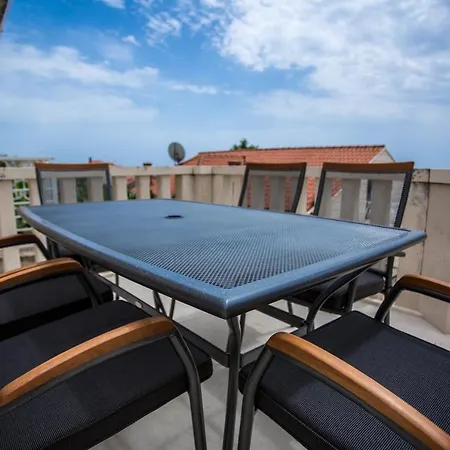 Serious Job 杜布罗夫尼克