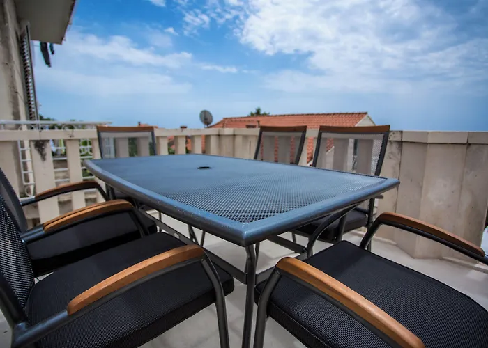 Serious Job Gostinjska kuća 2*