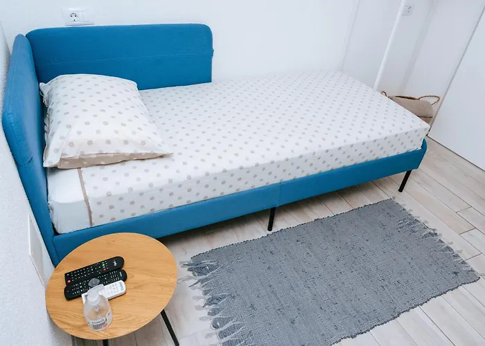 Pensión Serious Job 2*